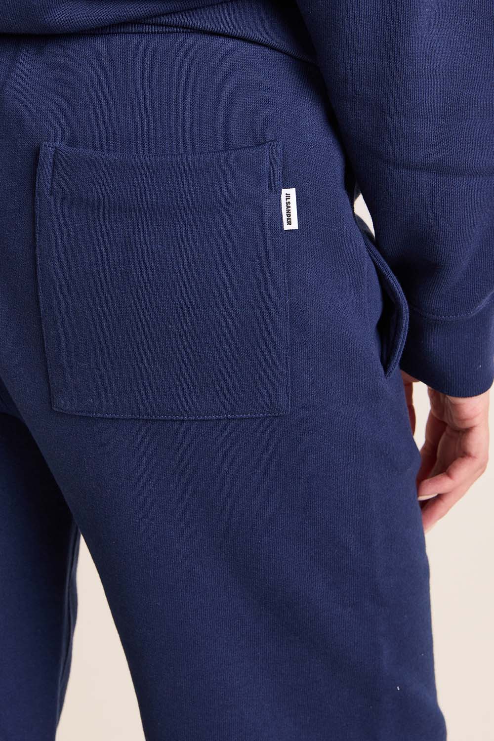 תמונת תקריב דוגמן של מכנסי ג'וג