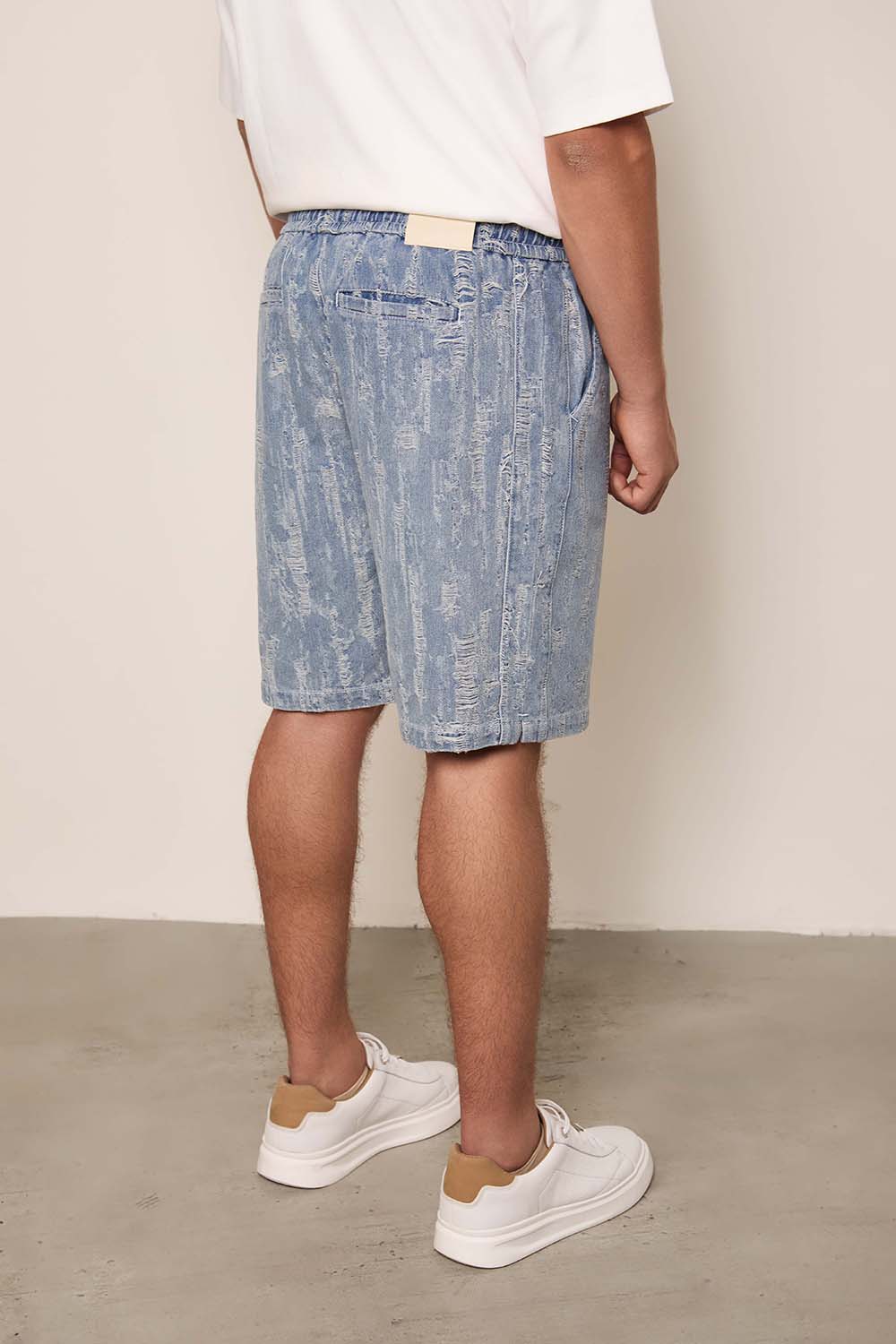 תמונת דוגמן אחורית של מכנסיים קצרים