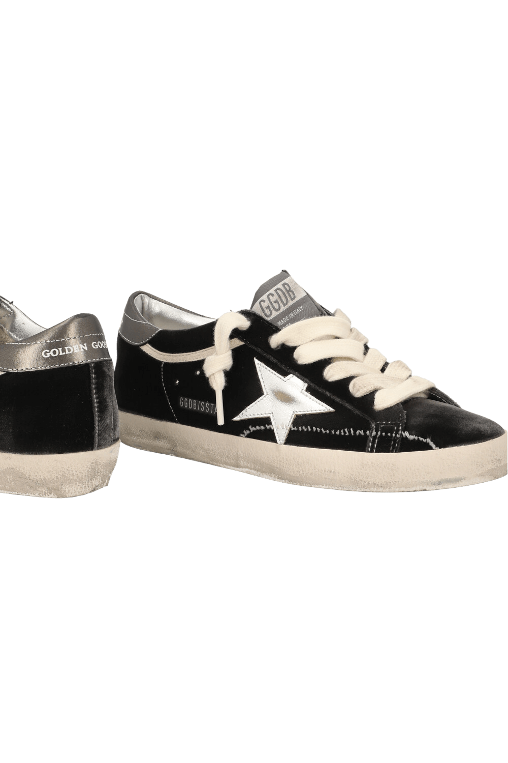 תמונת תקריב של נעלי סניקרס סופר סטאר