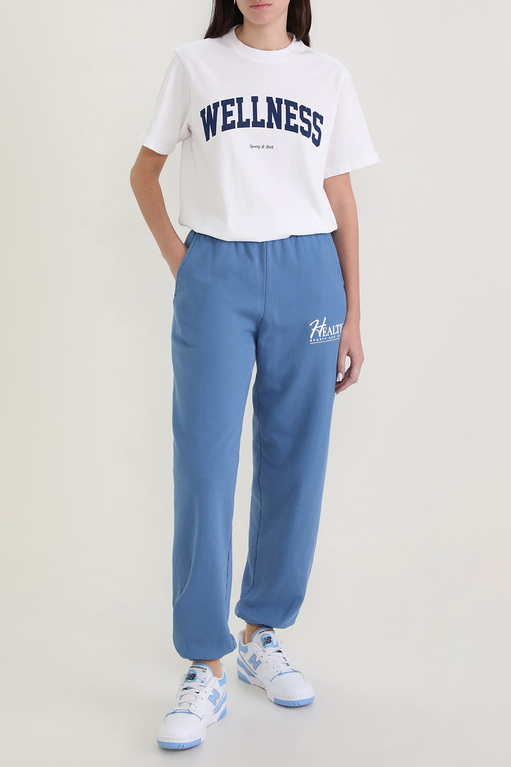 תמונת דוגמן קידמית של נעלי סניקרס 550