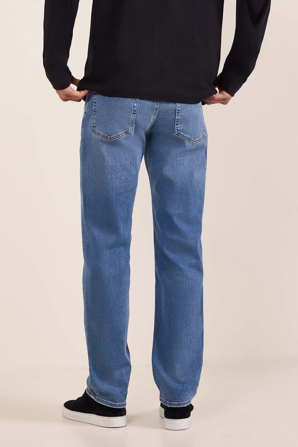 תמונת דוגמן אחורית של מכנסי ג'ינס בגזרה ישרה