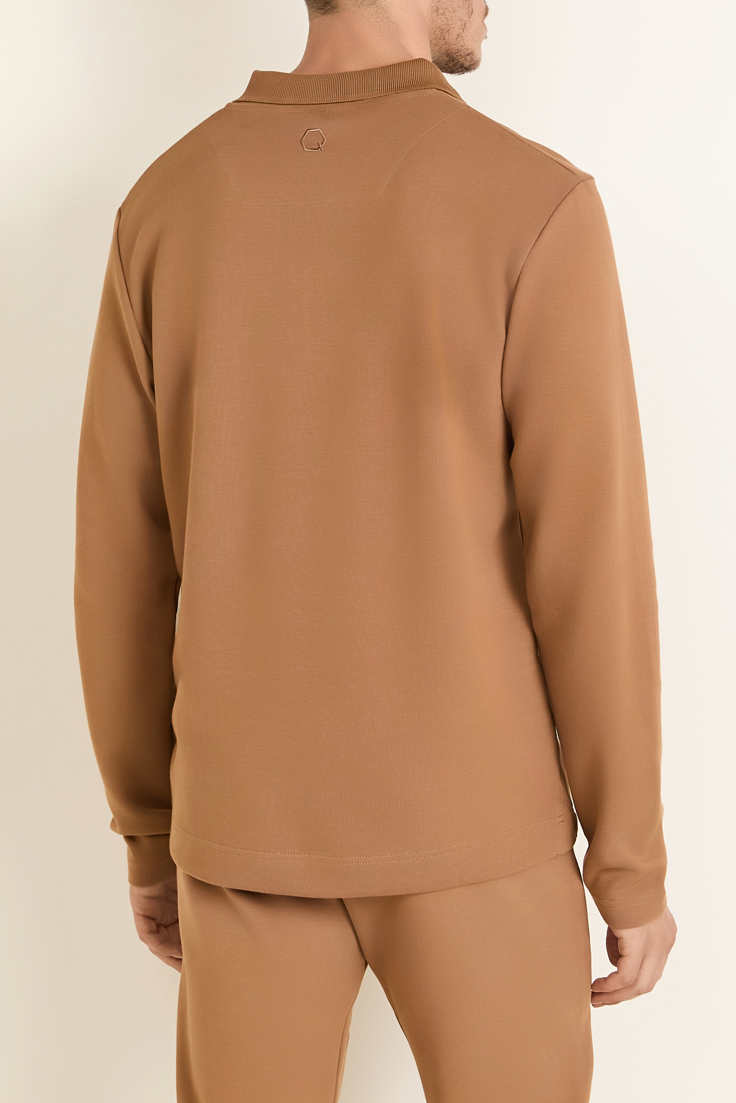 תמונת דוגמן אחורית של חולצת פולו שרוול ארוך