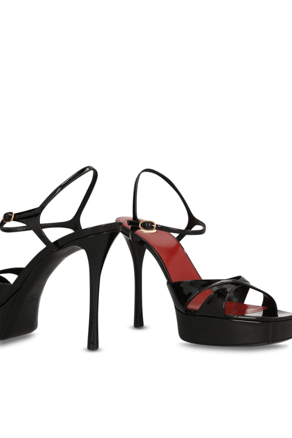 תמונת תקריב של סנדלי פלטפורמה