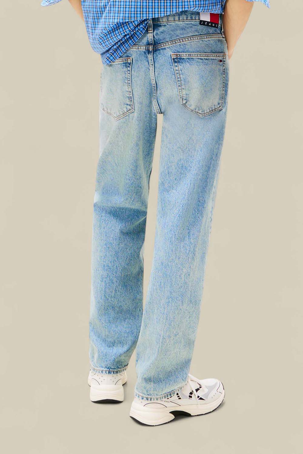 תמונת דוגמן אחורית של מכנסי ג'ינס ישרים