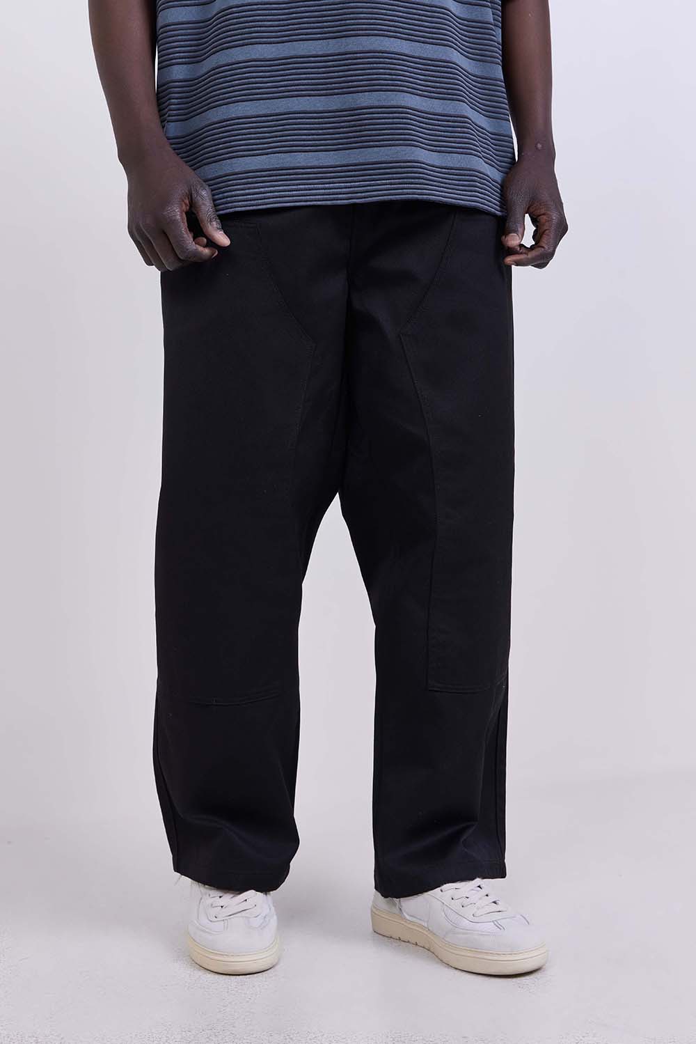 תמונת דוגמן קידמית של חולצת טי בגזרה משוחררת