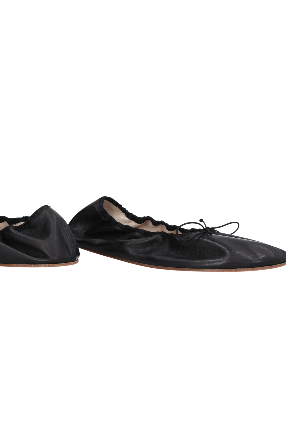 תמונת תקריב של נעלי בלרינה