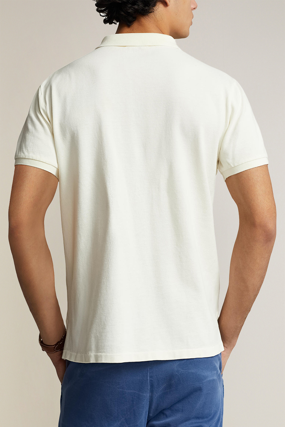 תמונת דוגמן אחורית של חולצת פולו קצרה