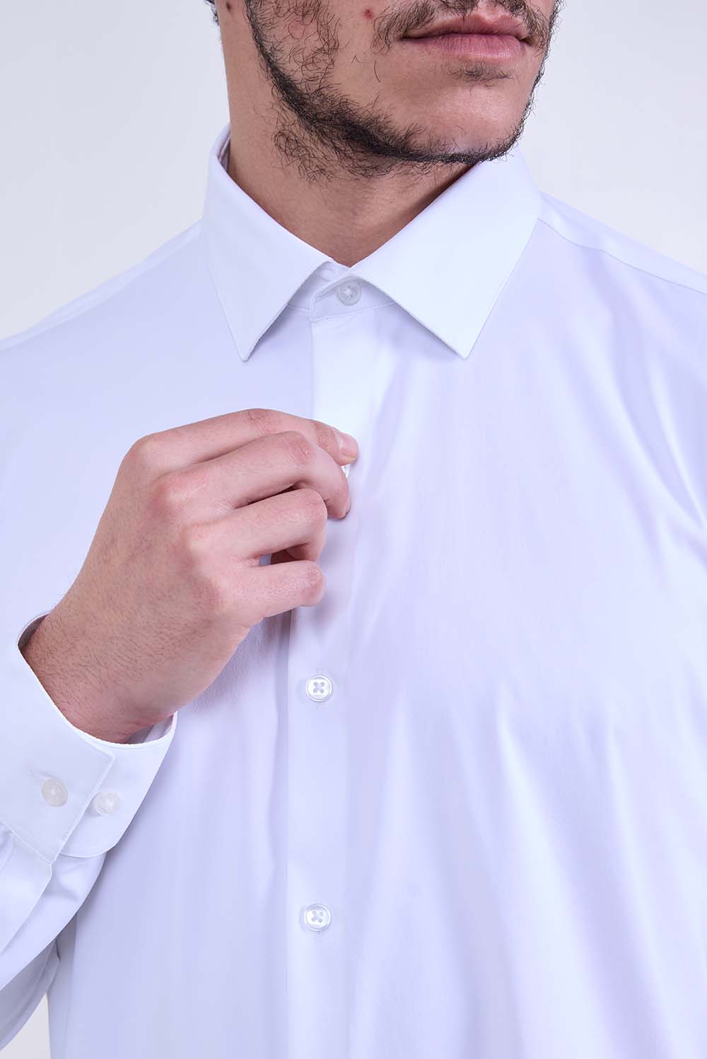 תמונת תקריב דוגמן של חולצה מכופתרת סלים