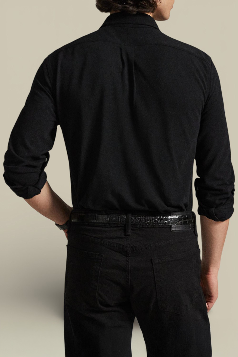 תמונת דוגמן אחורית של חולצות כפתורים ארוכה