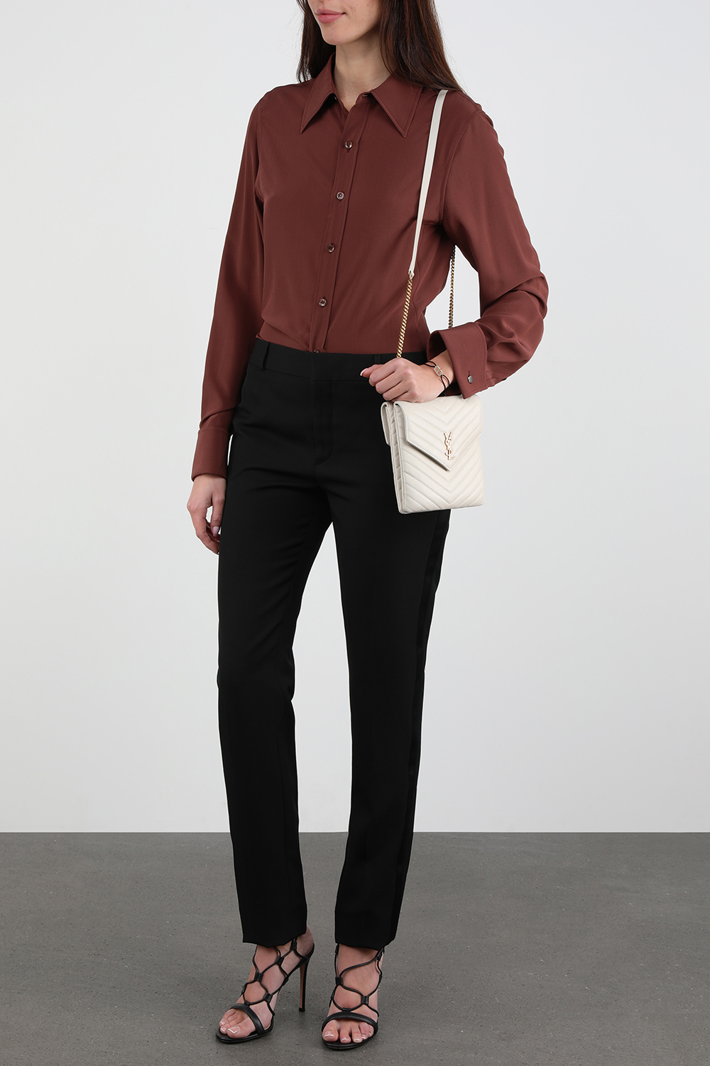 תמונת דוגמן קידמית של סנדלי גיזה מעור בגוון שחור