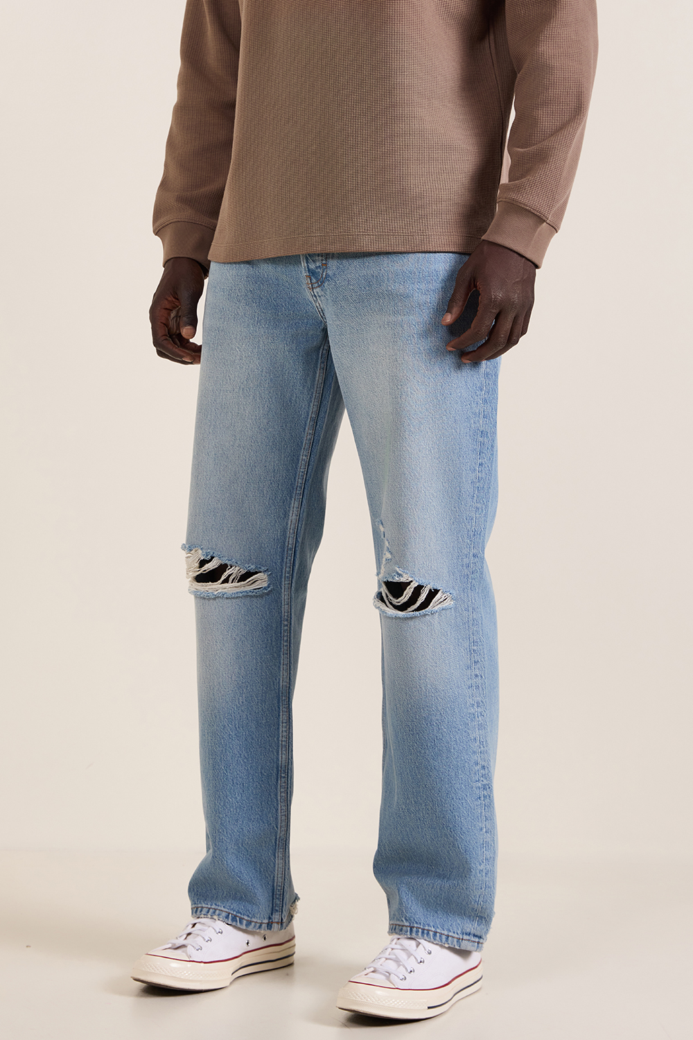 תמונת דוגמן קידמית של מכנסי ג'ינס משוחררים