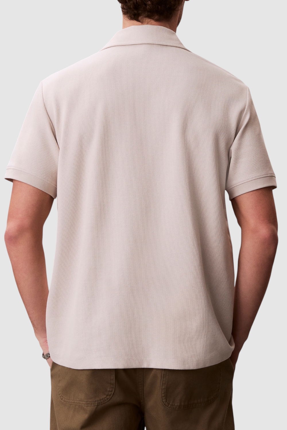 תמונת דוגמן אחורית של חולצת פולו