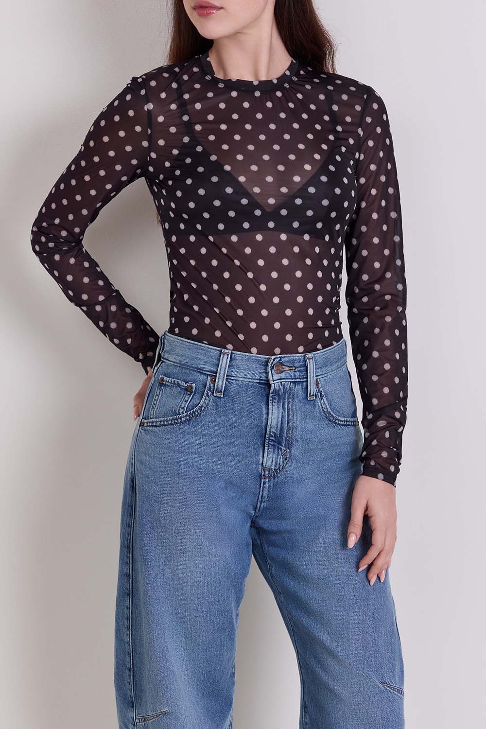 תמונת דוגמן קידמית של חולצת נקודות
