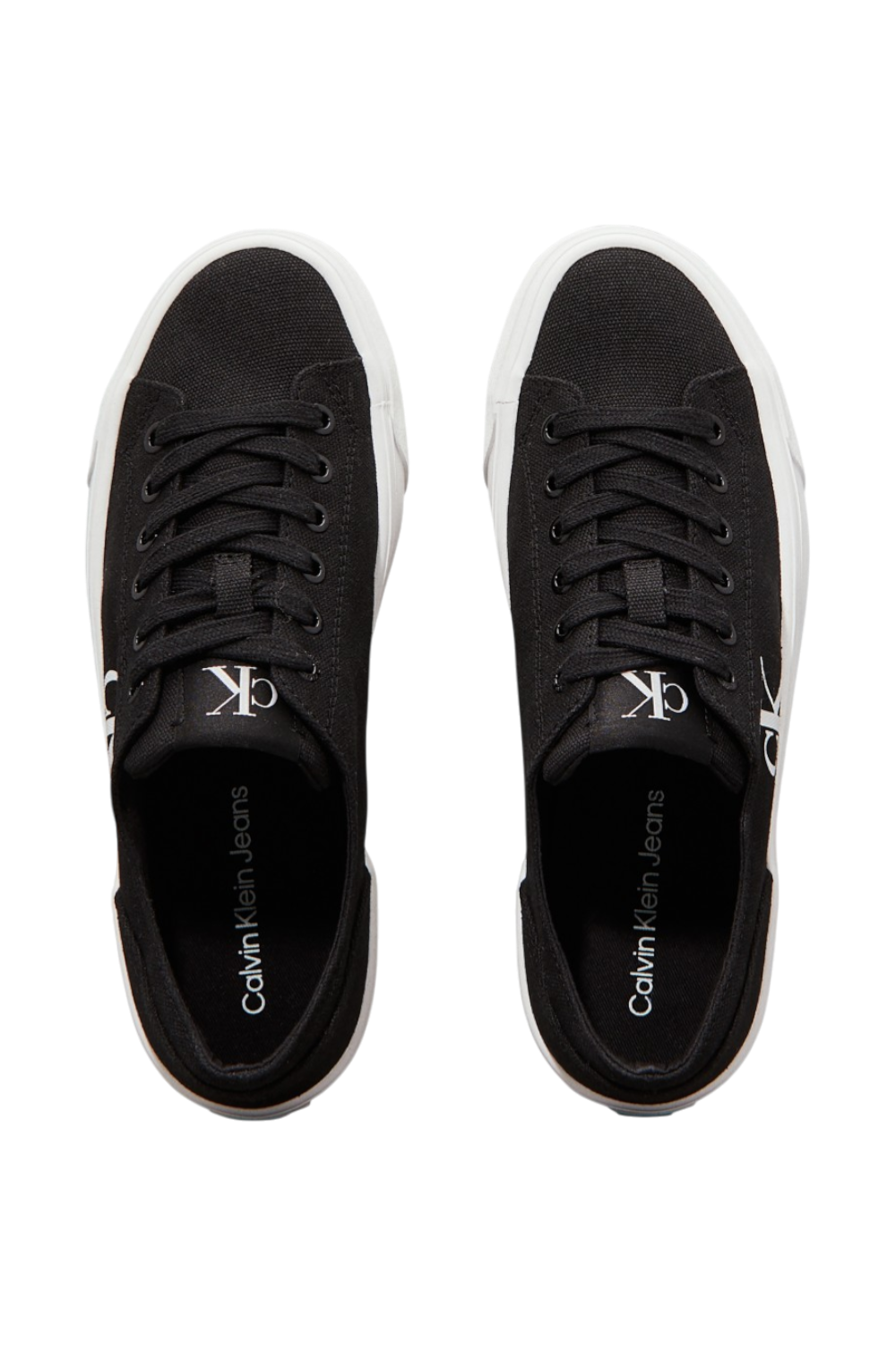 תמונת פנים של נעלי סניקרס פלטפורמה