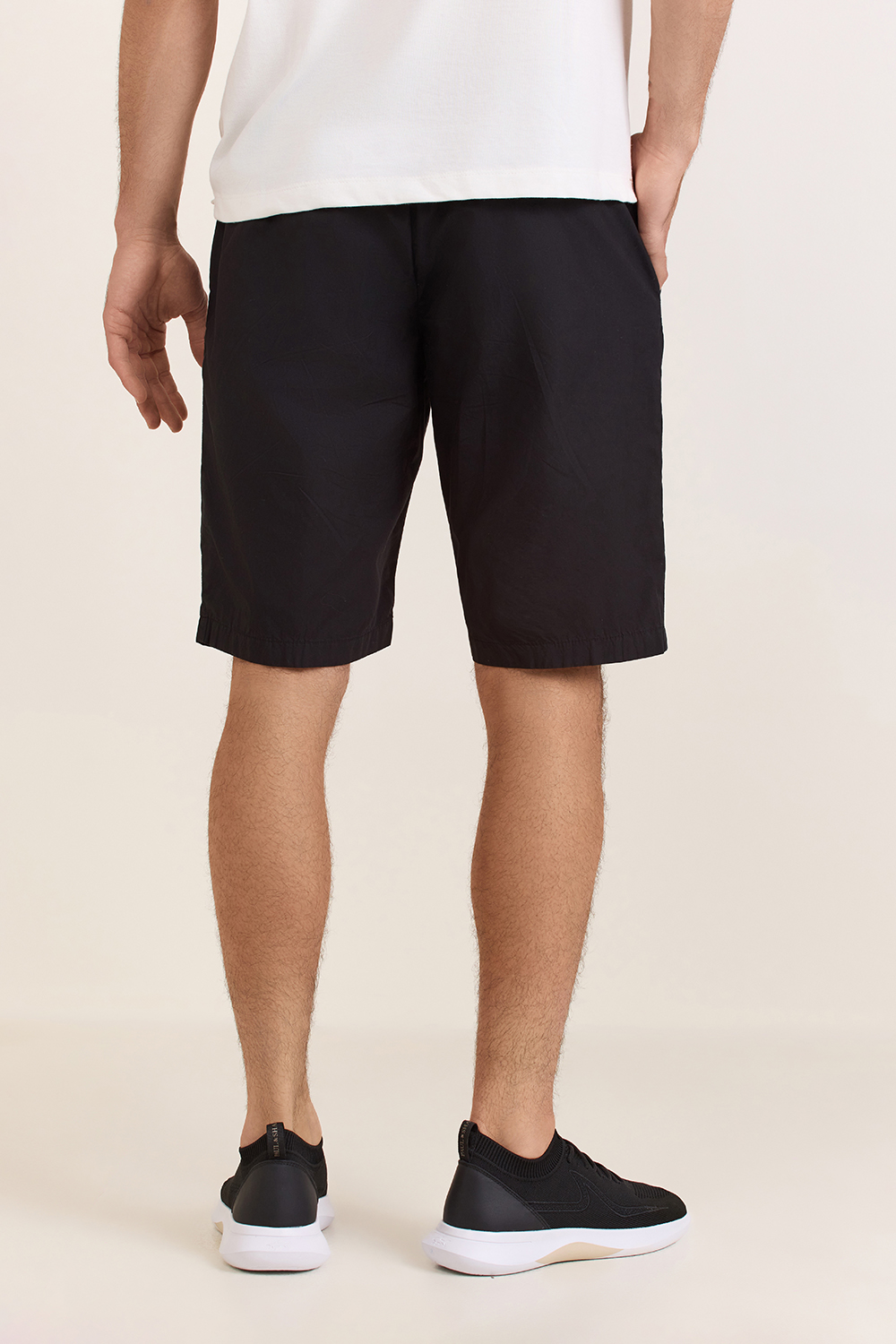 תמונת דוגמן אחורית של מכנסי ברמודה