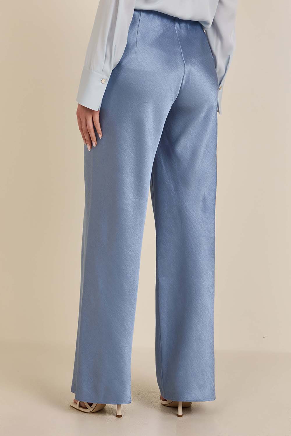 תמונת דוגמן אחורית של מכנסי סאטן בגזרה גבוהה