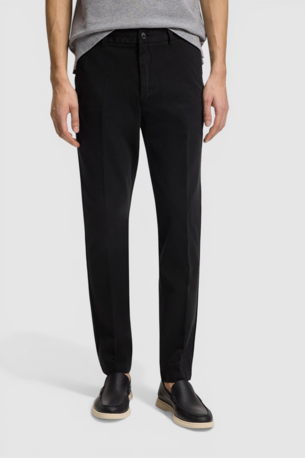 תמונת דוגמן קידמית של מכנסיים מחויטים בגזרת סלים