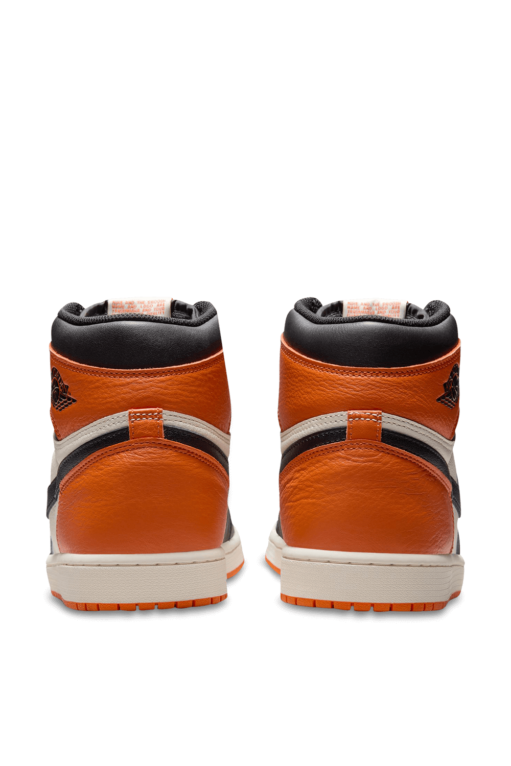 תמונת תקריב של נעלי סניקרס אייר ג'ורדן 1 רטרו