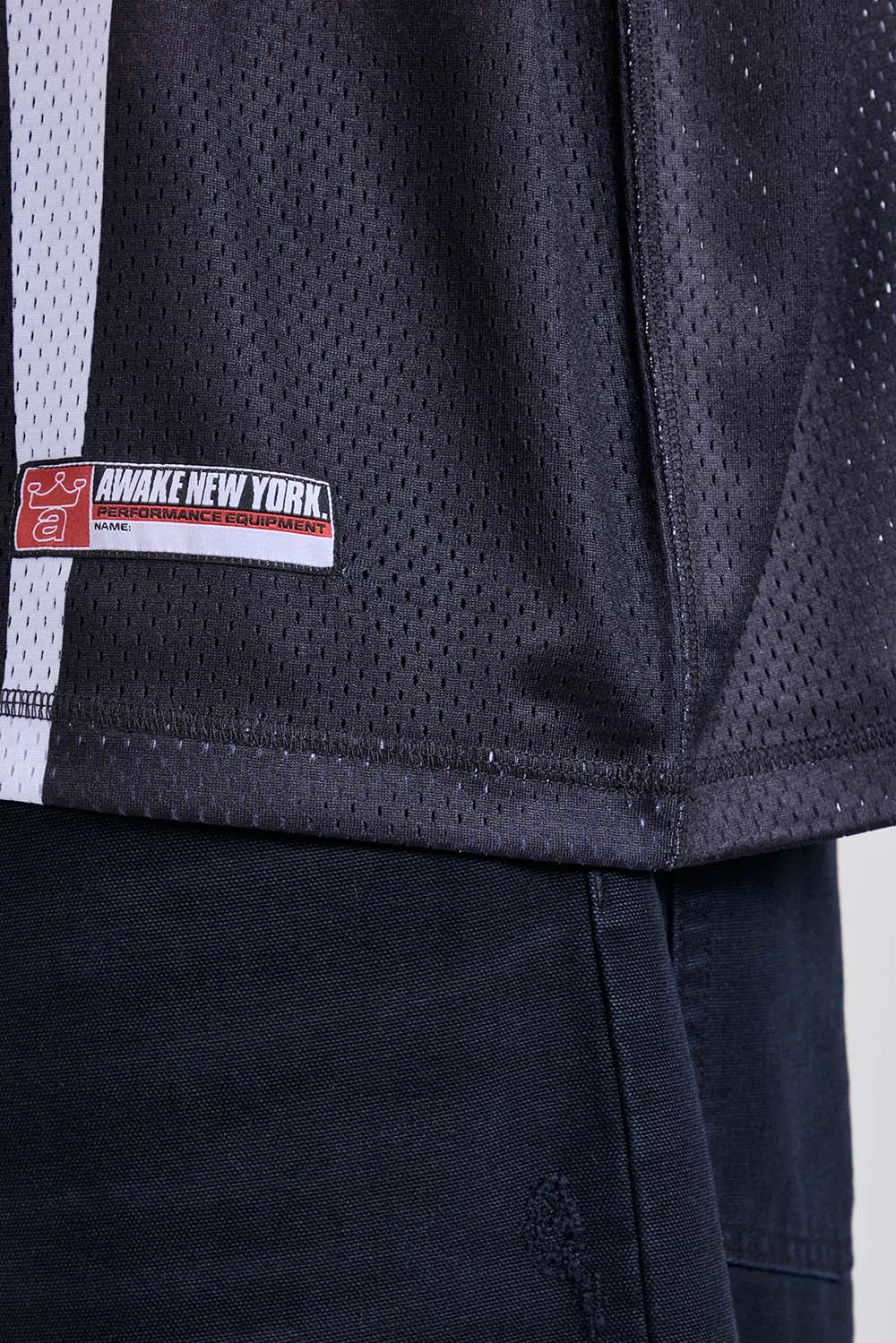 תמונת תקריב דוגמן של חולצת הוקי בגזרה משוחררת