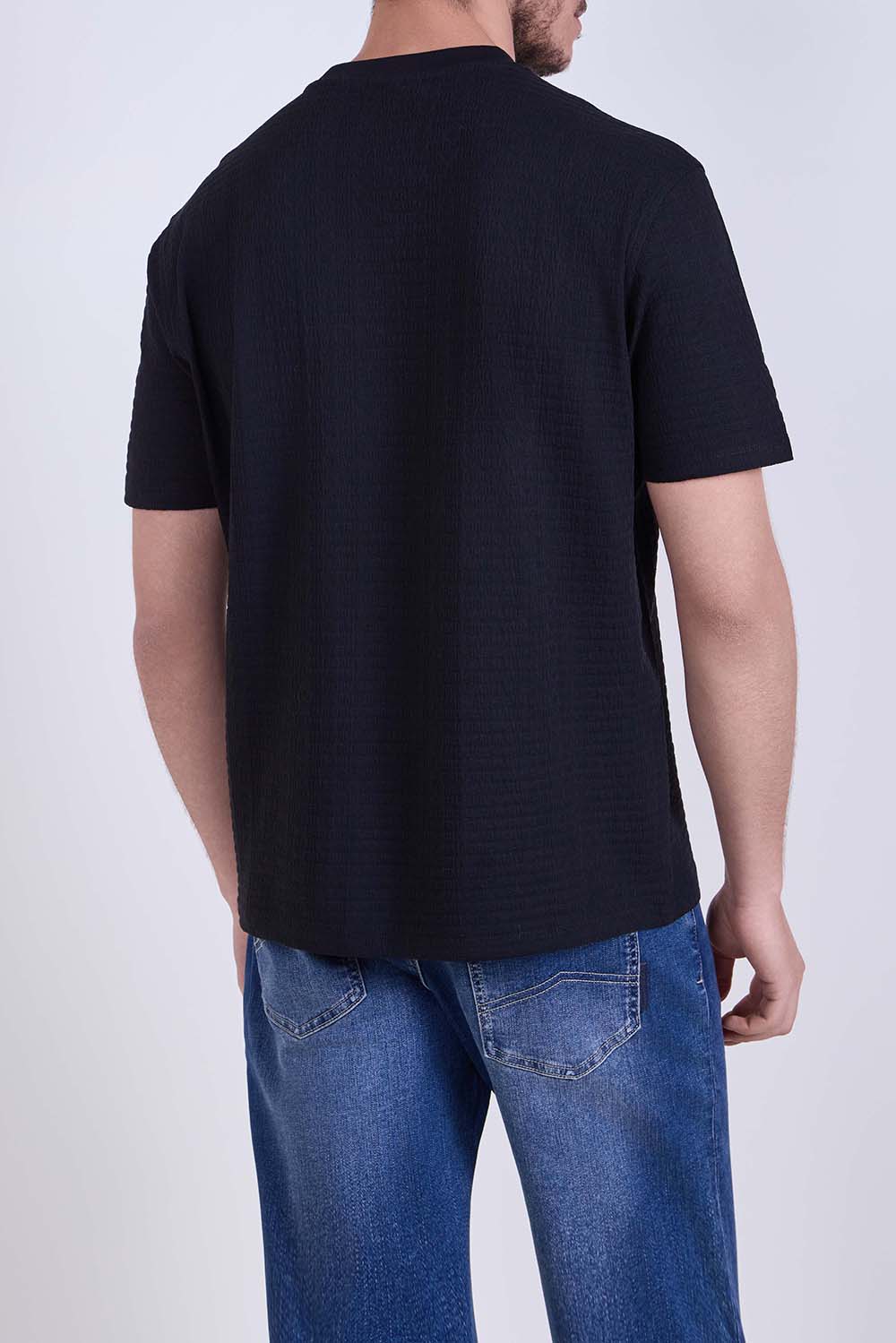 תמונת דוגמן אחורית של חולצת טי בגזרה רגילה