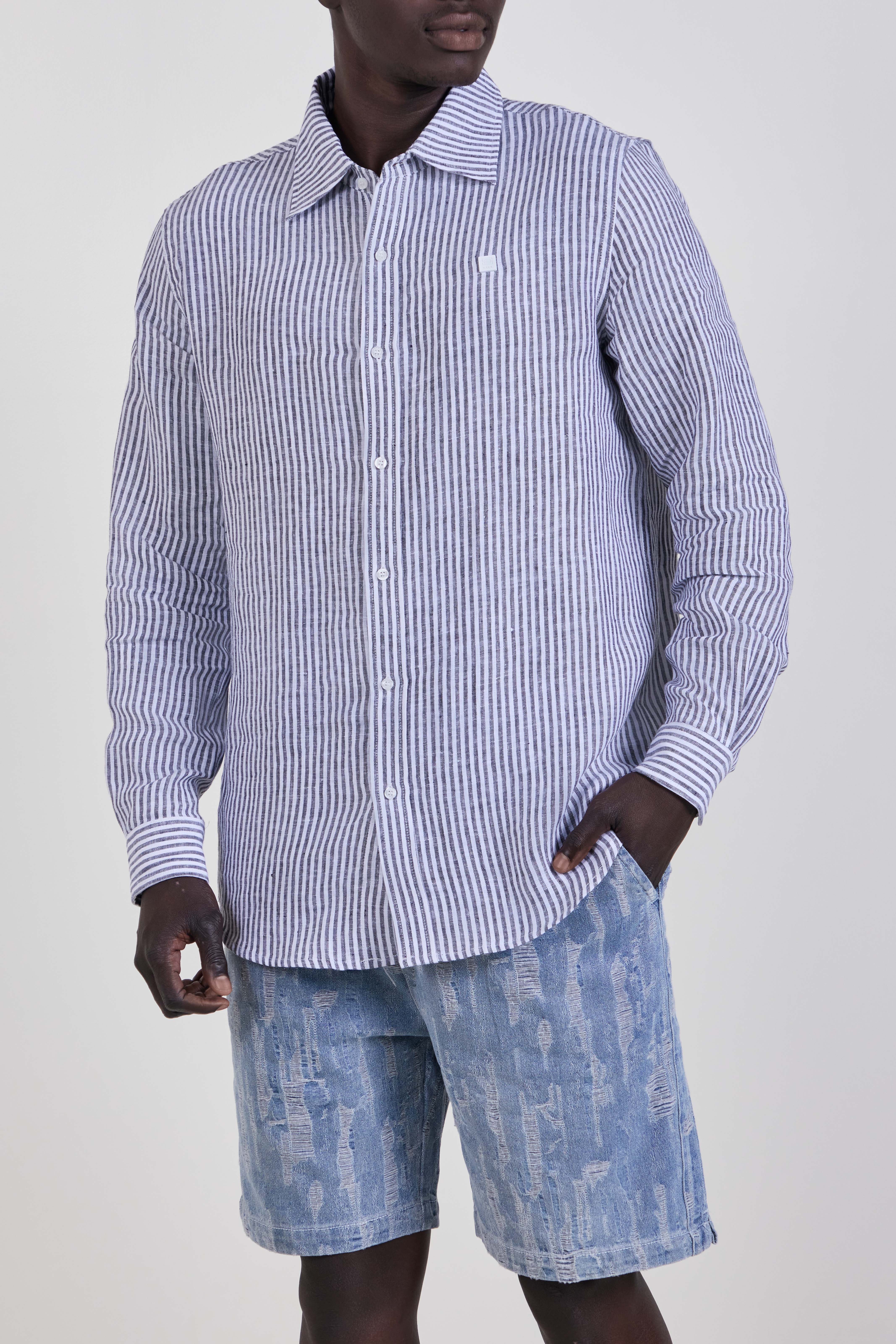 תמונת דוגמן קידמית של חולצה מכופתרת פשתן