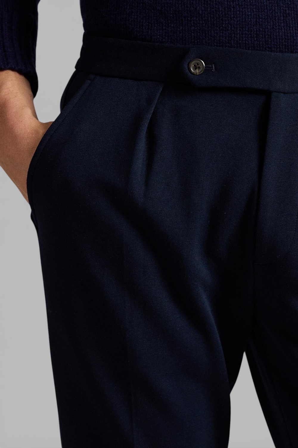 תמונת תקריב דוגמן של מכנסיים ארוכים