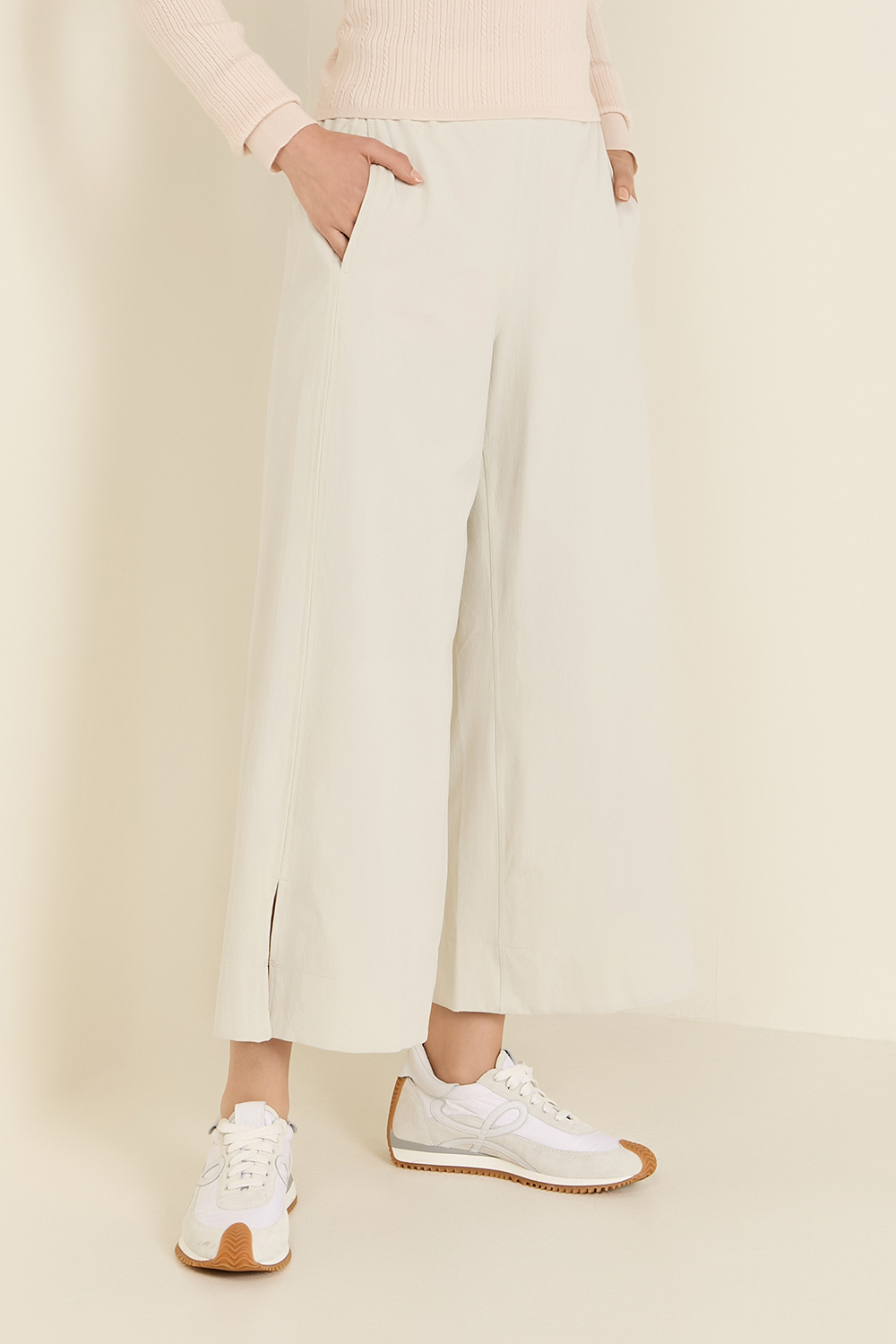 תמונת דוגמן קידמית של Stretch Woven High-Rise Wide-Leg Cropped Pant