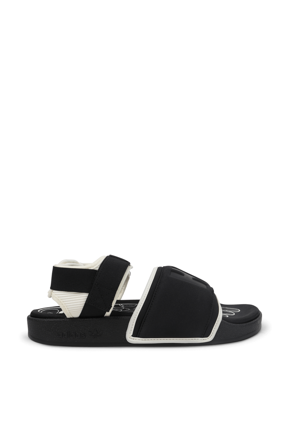 תמונה קידמית של אדידס עם פארל וויליאמס סנדלים בצבעי שחור ולבן