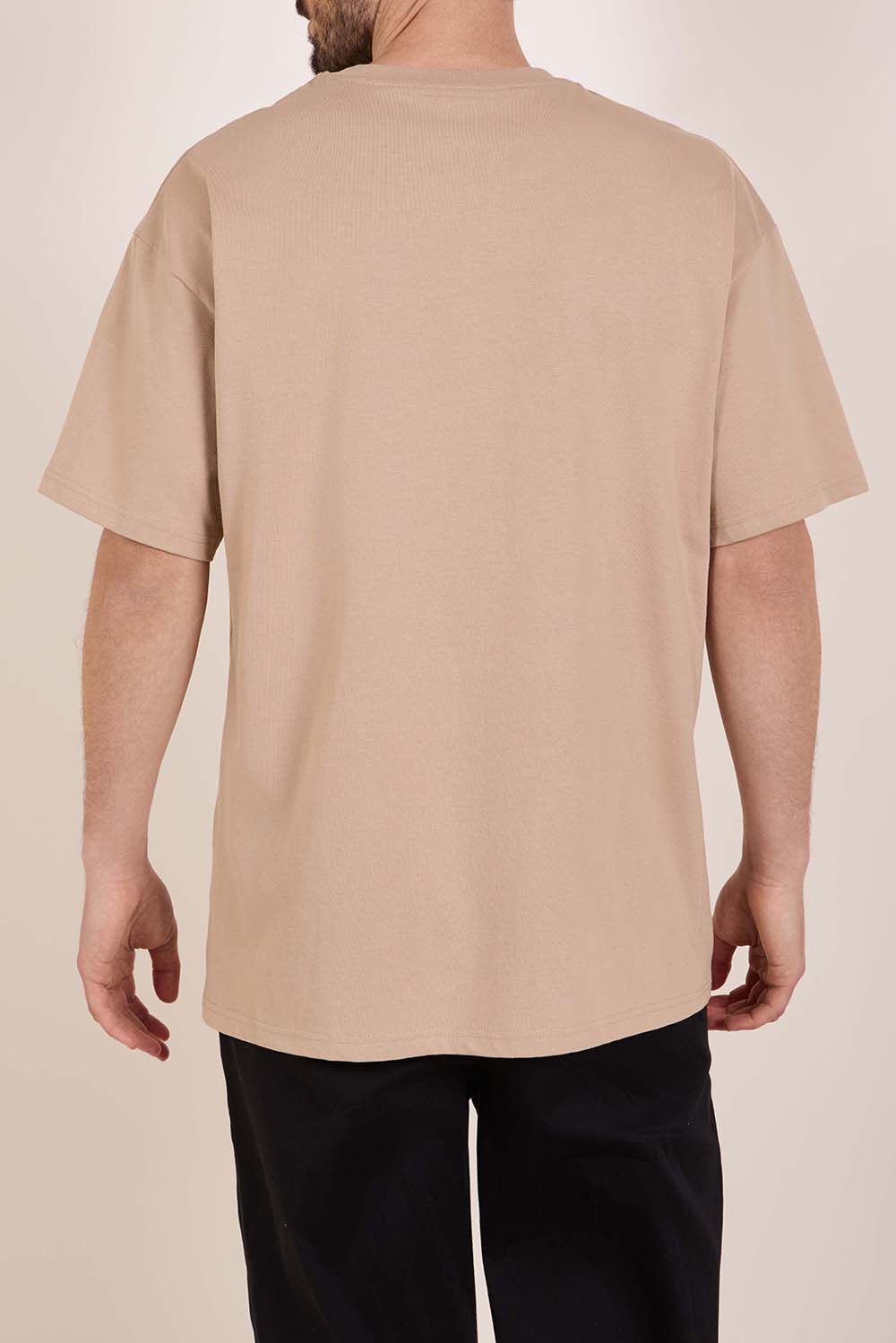 תמונת דוגמן אחורית של חולצת טי בגזרה רגילה