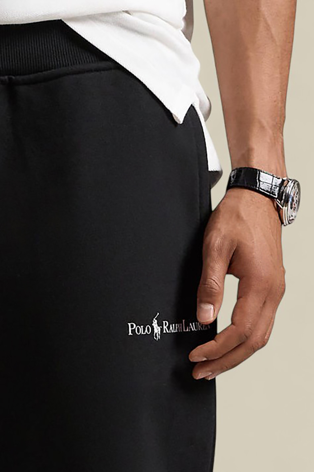 תמונת תקריב דוגמן של מכנסי טרנינג