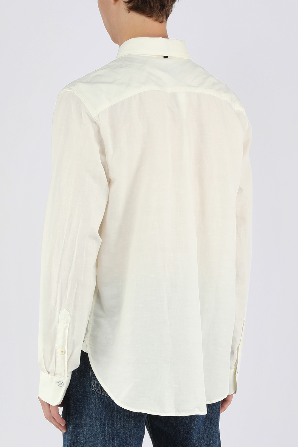 תמונת דוגמן אחורית של חולצה מכופתרת מכותנה ופשתן