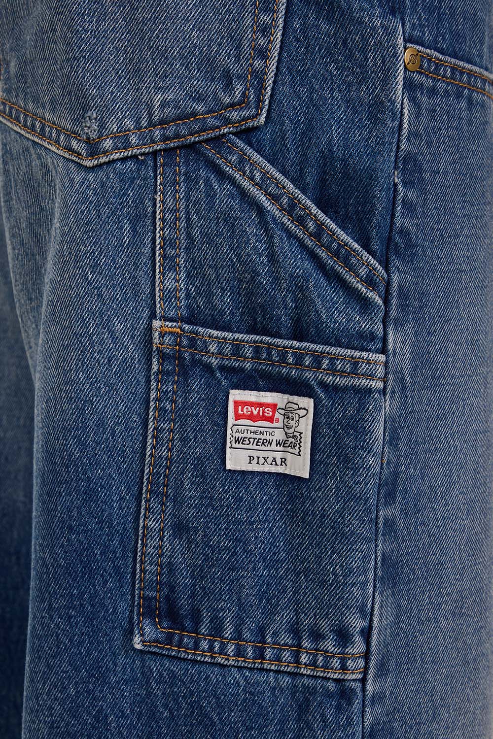 ליוויס X צעצוע של סיפור מכנסי ג'ינס