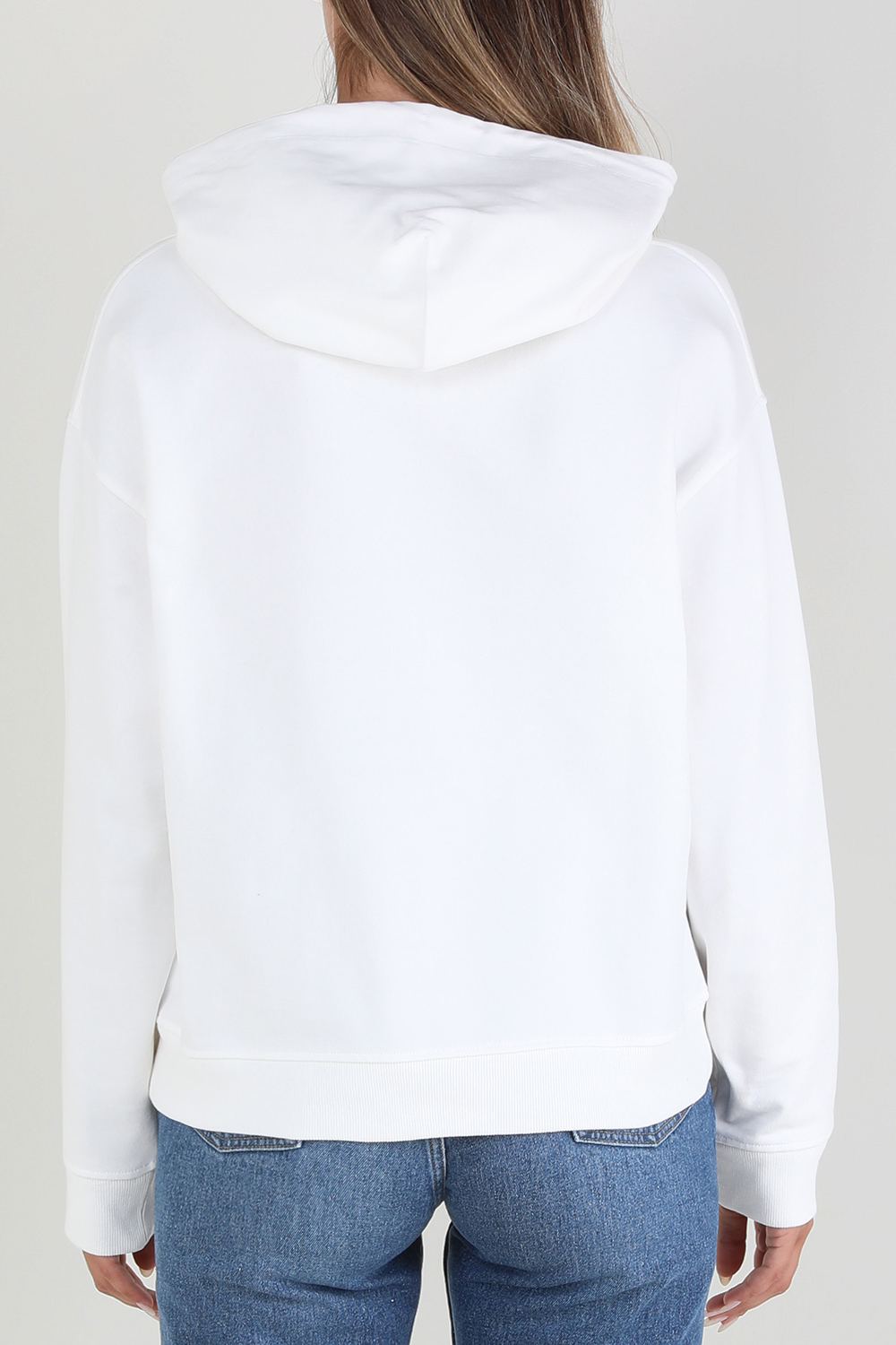 תמונת דוגמן אחורית של סווטשירט קפוצ'ון טניס קלאב