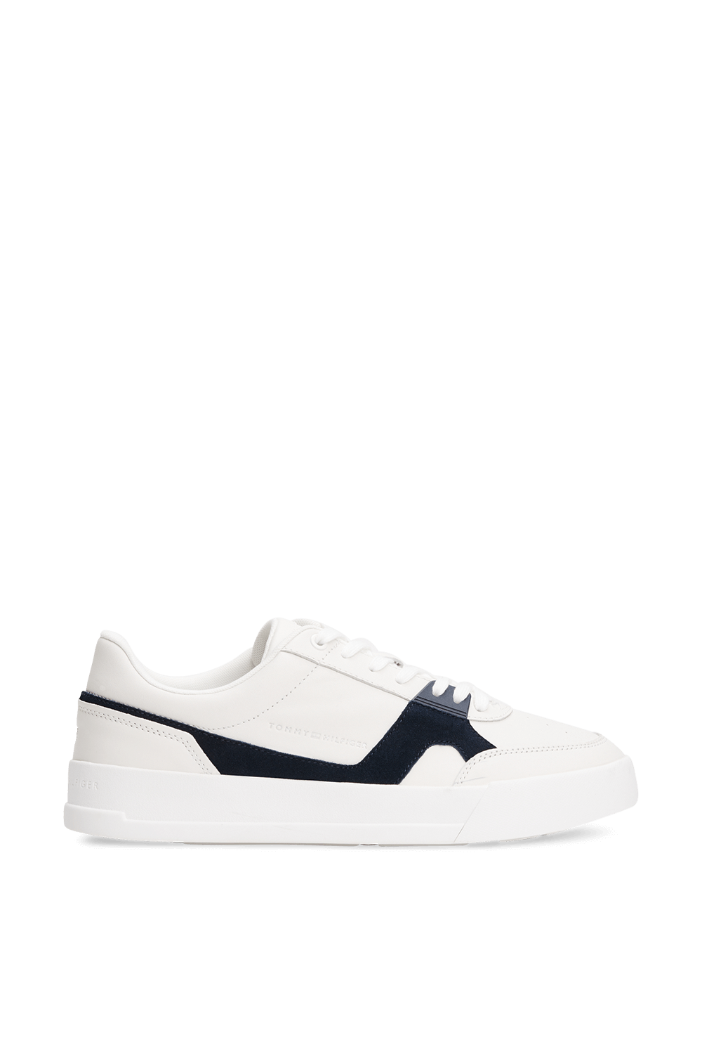 תמונה קידמית של נעלי סניקרס