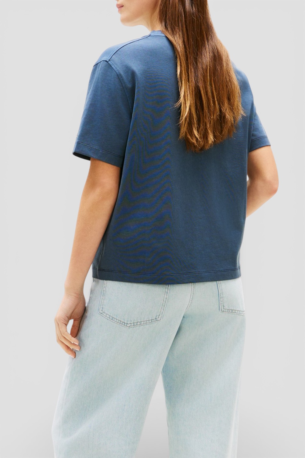 תמונת דוגמן אחורית של חולצת טי