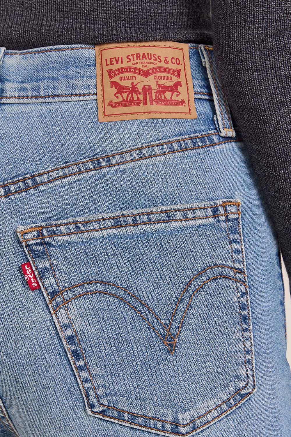 תמונת תקריב דוגמן של מכנסי ג'ינס ריבקייג