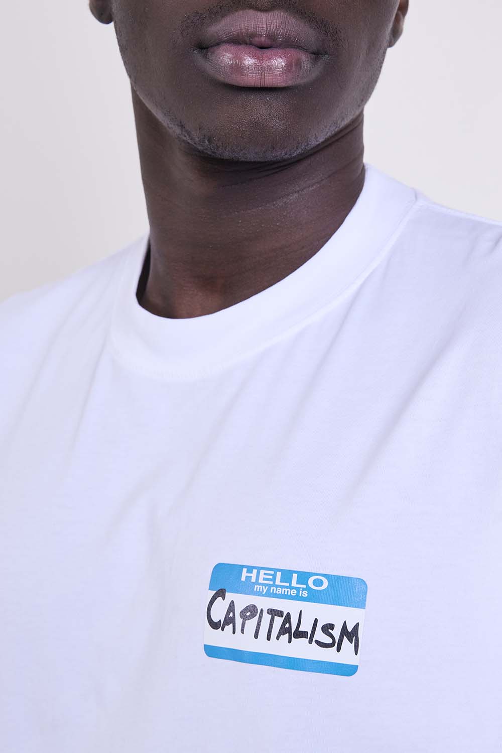 תמונת תקריב דוגמן של חולצת טי בגזרה משוחררת