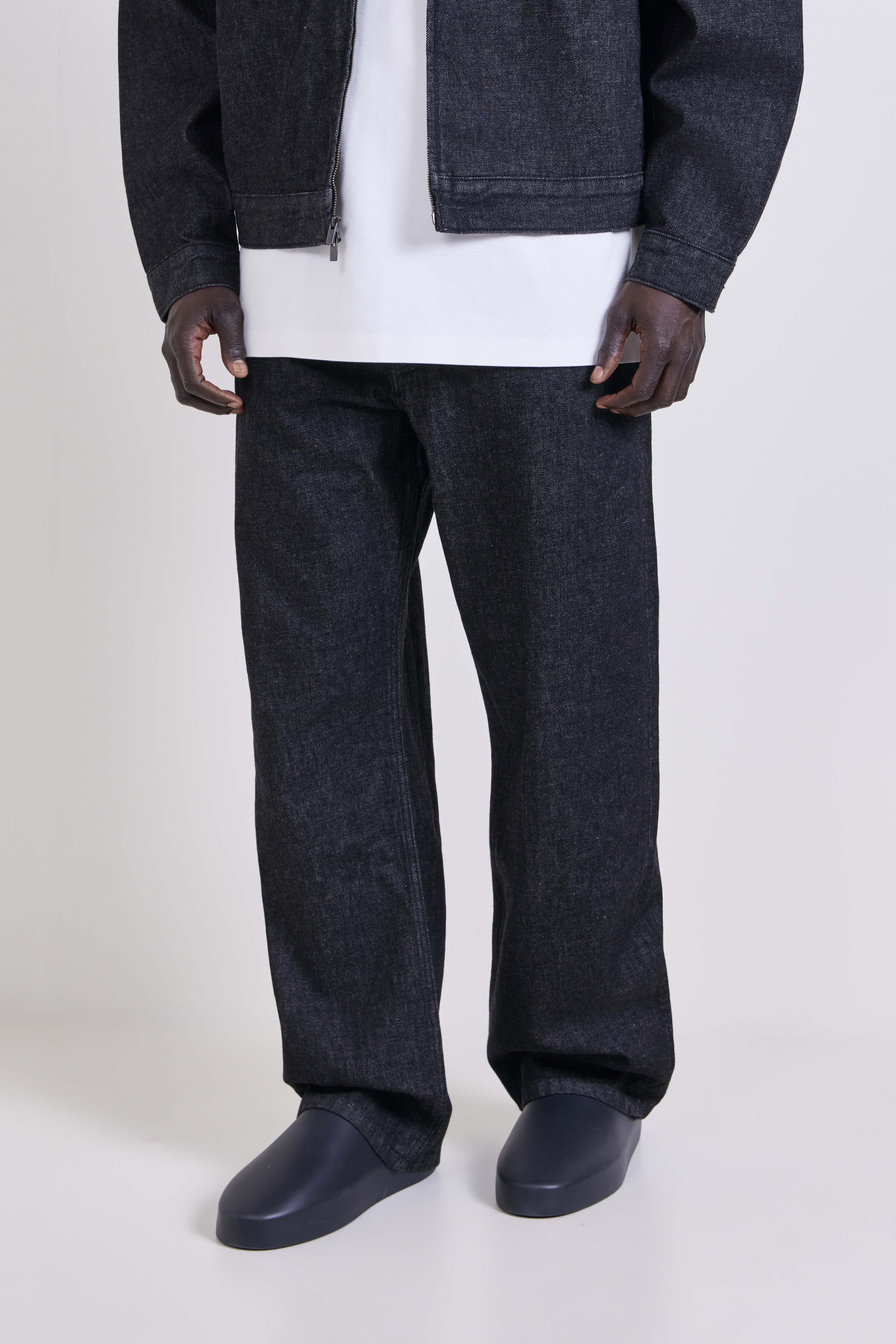 תמונת דוגמן קידמית של מכנסי ג'ינס בגזרה משוחררת