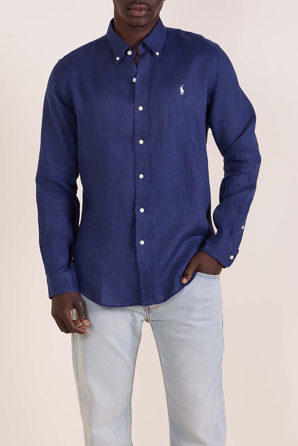 תמונת דוגמן קידמית של חולצה מכופתרת