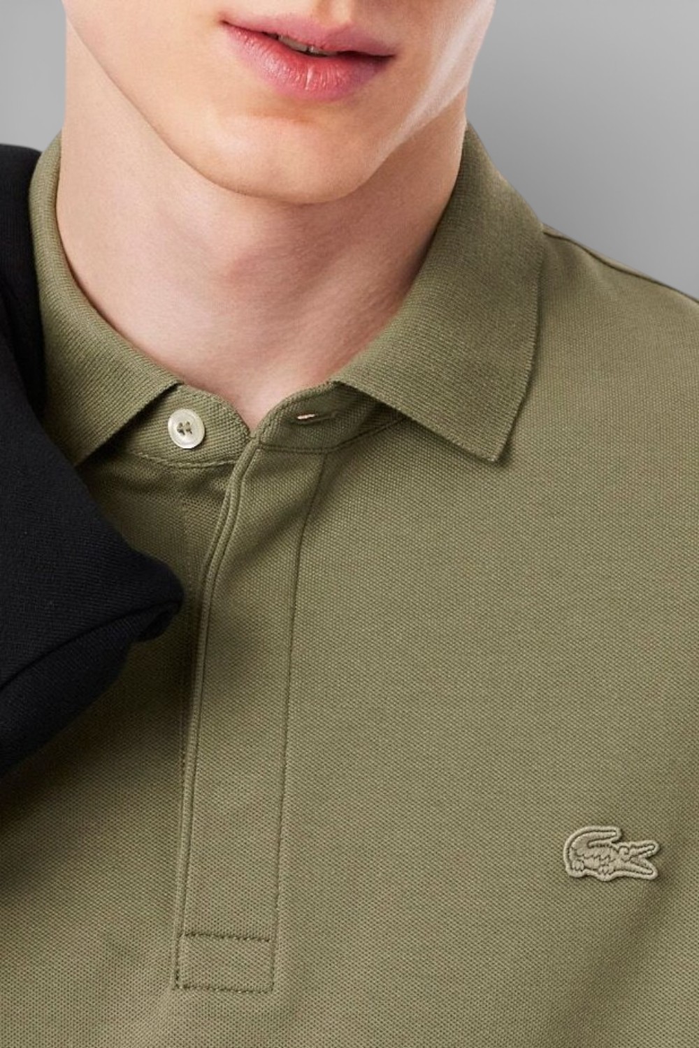 תמונת תקריב דוגמן של חולצת פולו קצרה