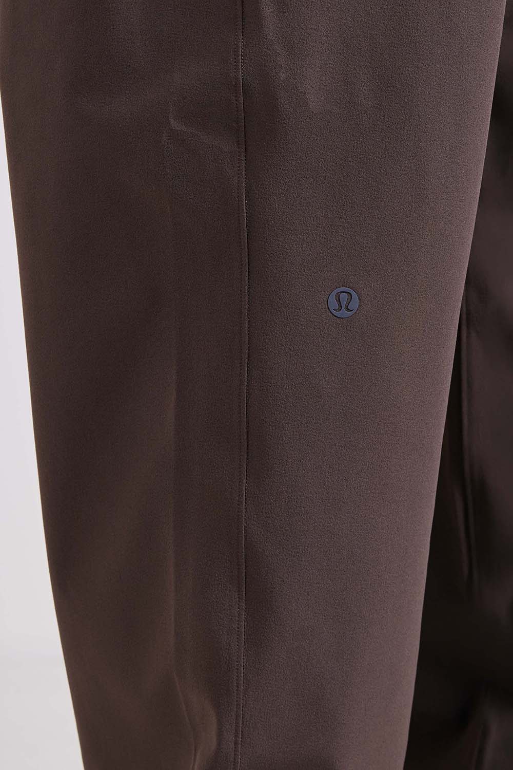 תמונת תקריב דוגמן של Zeroed In Classic-Fit Pant Regular