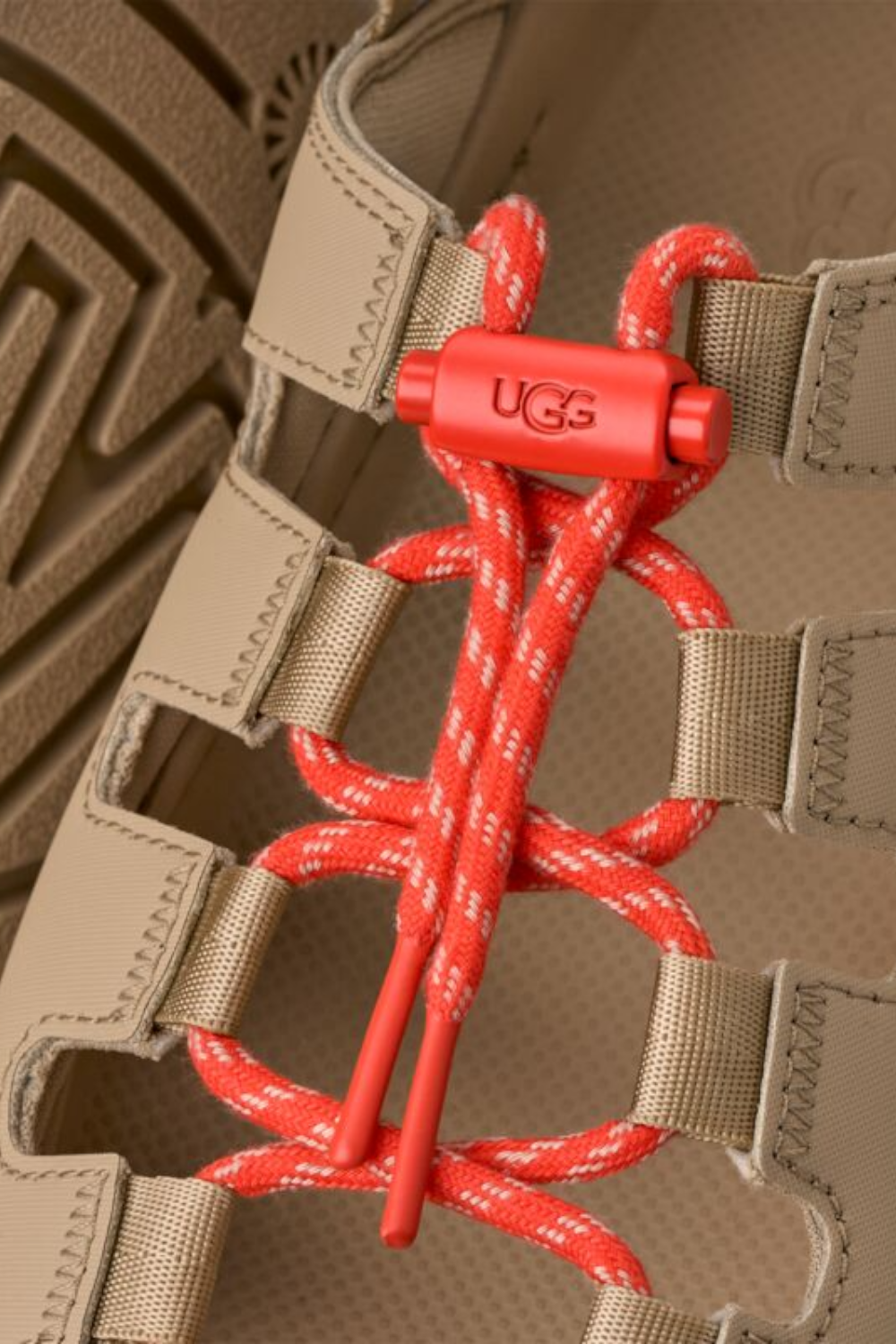 תמונת פנים של סנדלי גולדן גלאו טוגל