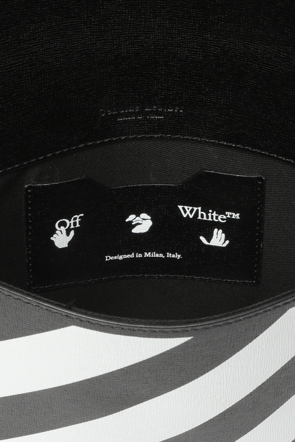 תמונת פנים של תיק קלאץ' בהדפס פסים אלכסוני