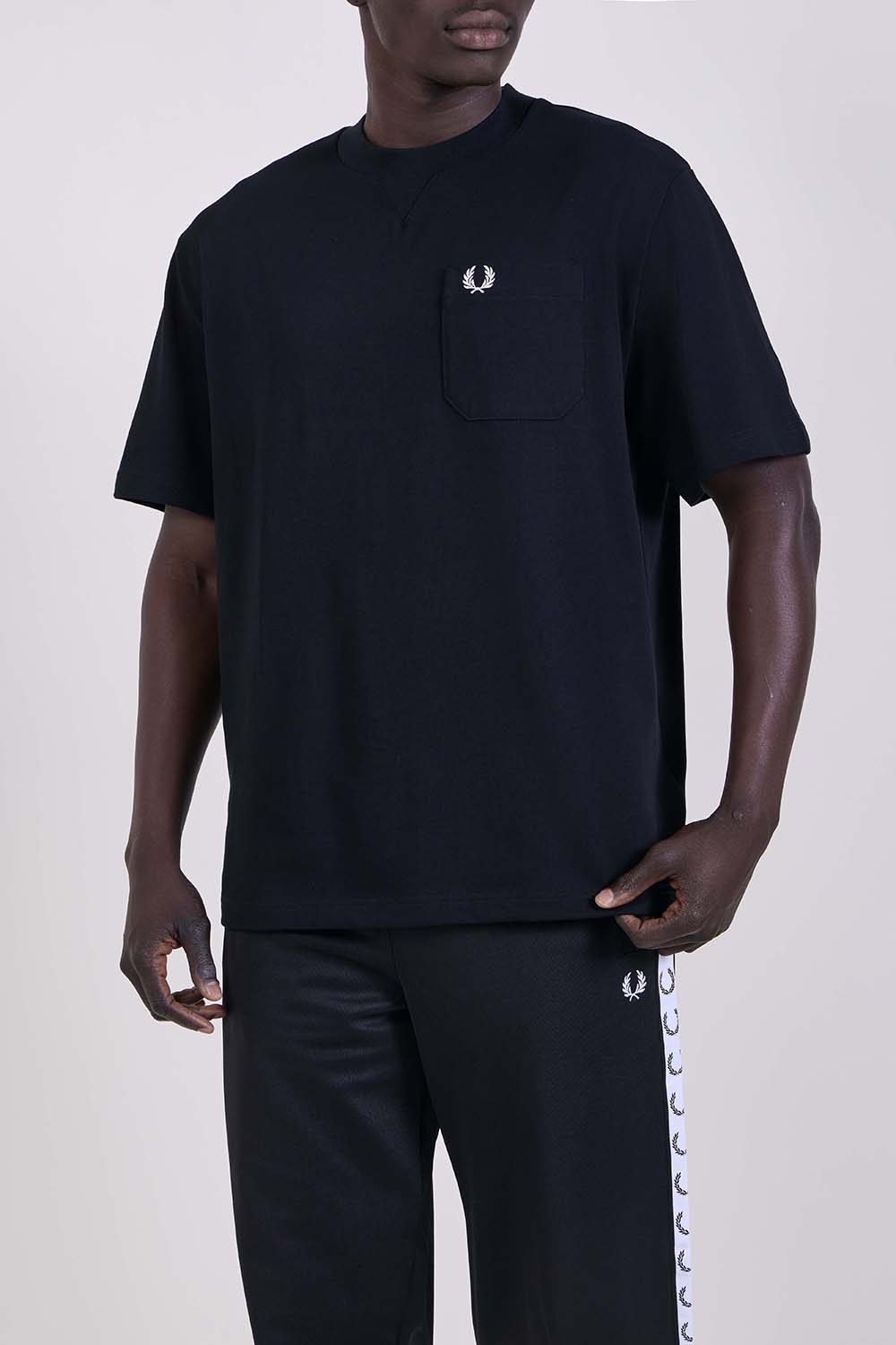 תמונת דוגמן קידמית של חולצת טי בגזרה משוחררת