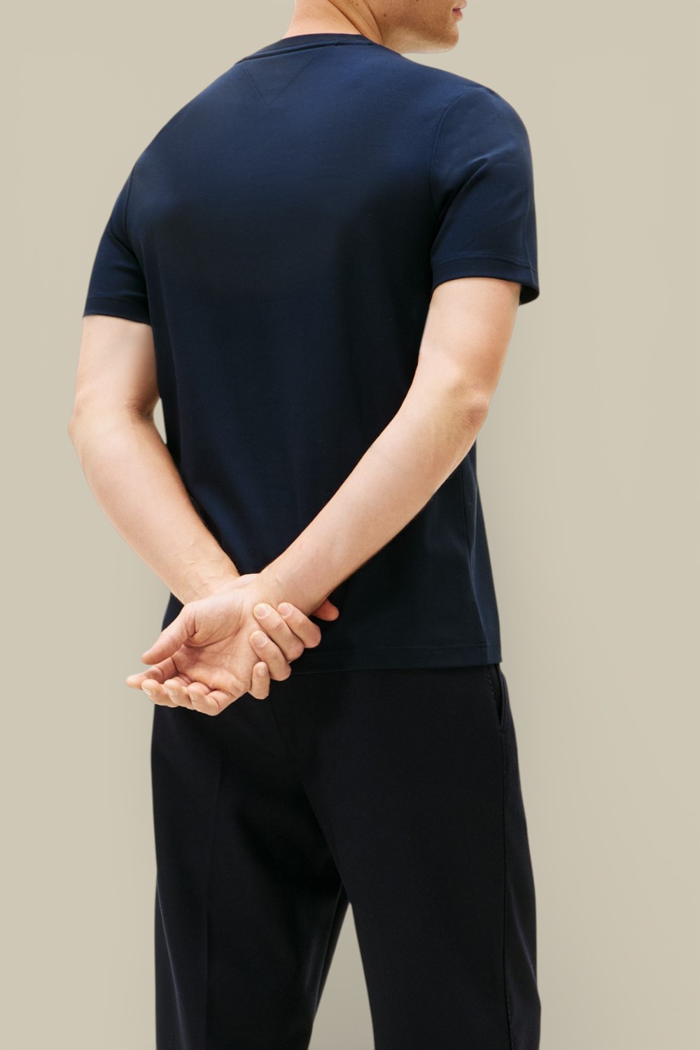 תמונת דוגמן אחורית של חולצת טי