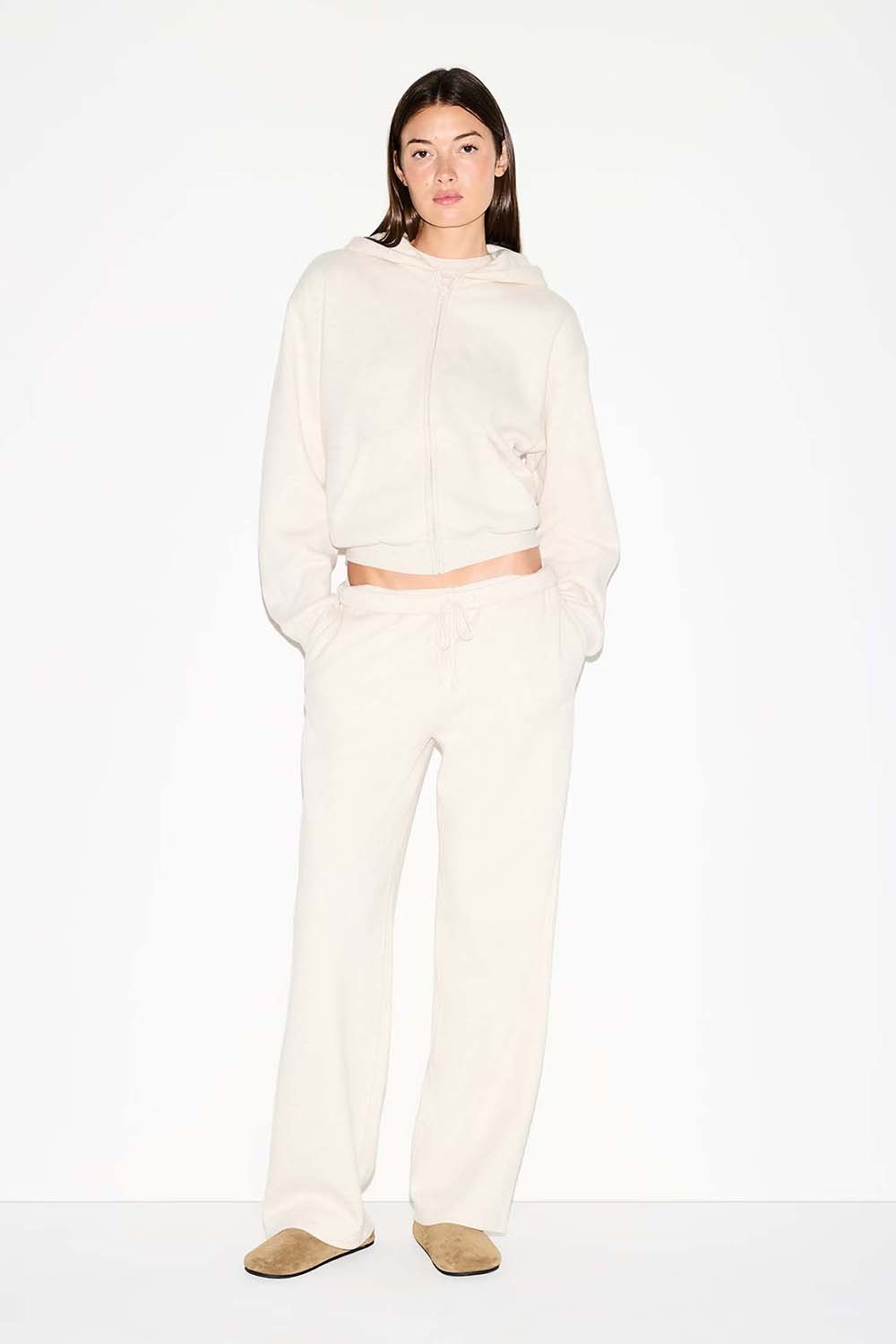 תמונת דוגמן קידמית של CLASSIC ZIP UP HOODIE