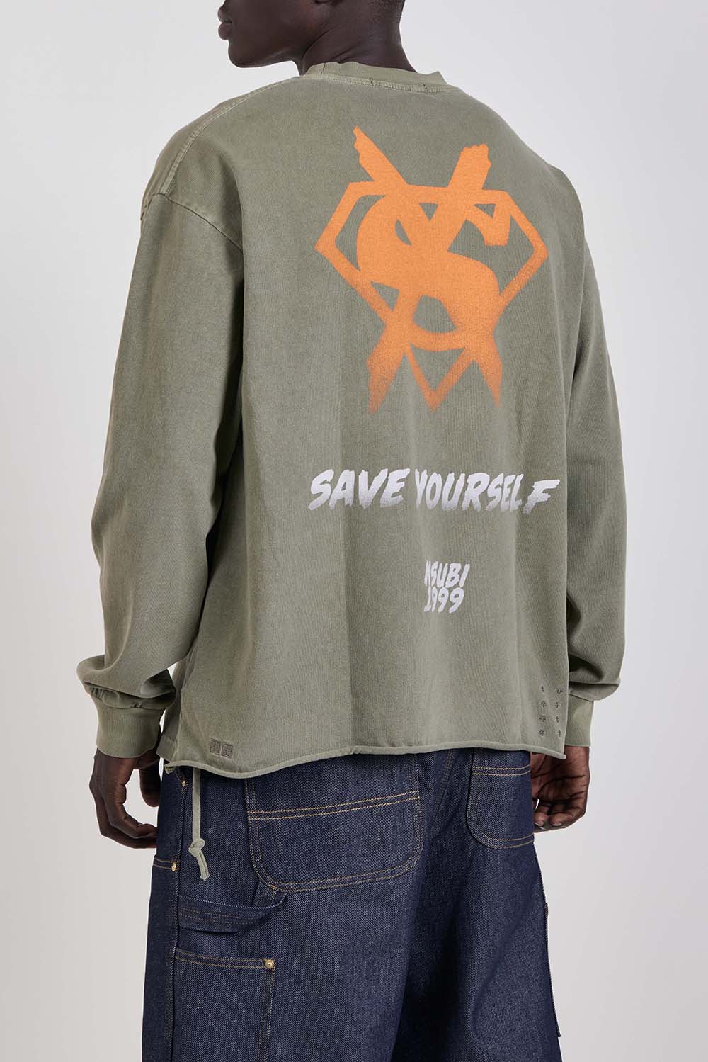 תמונת דוגמן אחורית של חולצת טי ארוכה אוברסייז