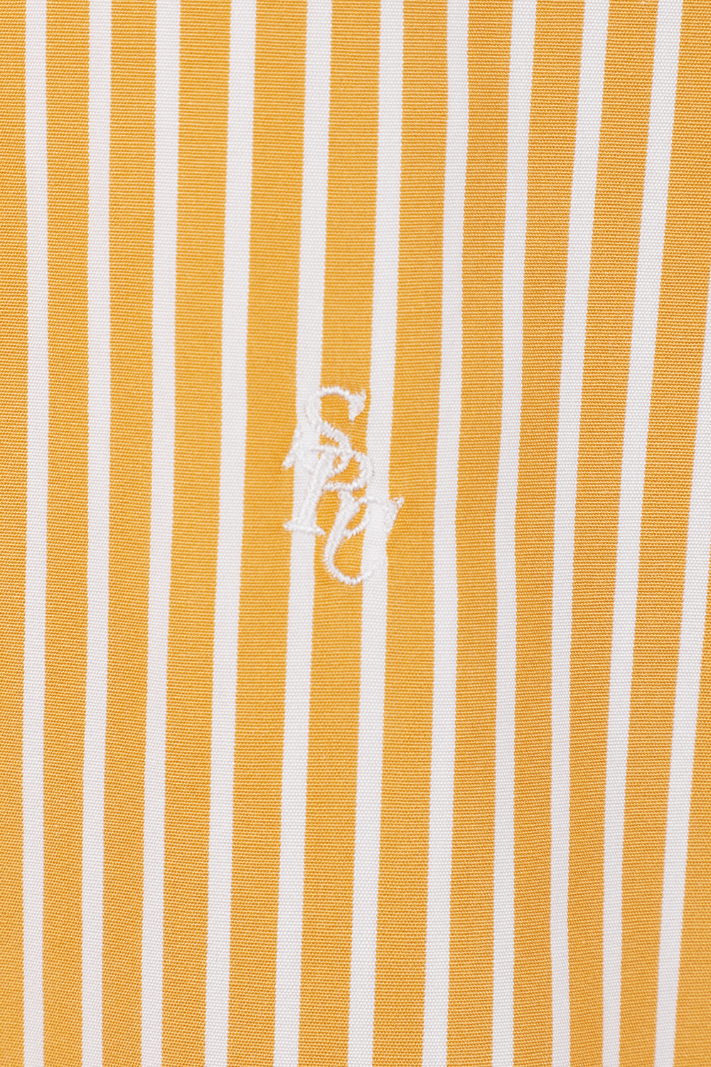 תמונה אחורית של חולצה מכופתרת עם הדפס פסים בגווני כתום ולבן