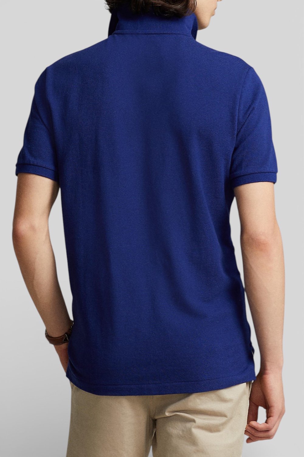 תמונת דוגמן אחורית של חולצת פולו