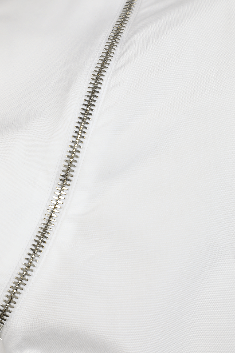 תמונה אחורית של חולצה מכופתרת לבנה עם אפקט רוכסן